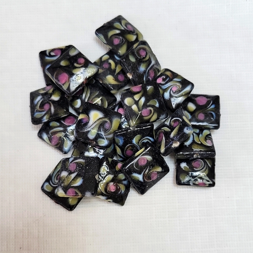100+  18mm  Elegant Black and Pink Swirl Glass Beads